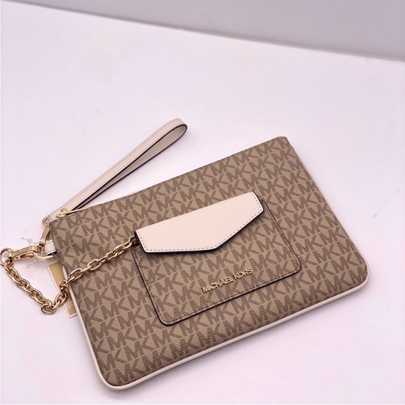 MICHAEL KORS JET SET TRAVEL LG 2 in 1
WRISTLET AND CARD CASE - Picture 9 of 13